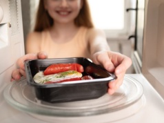 Nigdy nie rób tego z plastikowym pojemnikiem. Miliardy cząsteczek trafiają do jedzenia