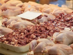 Dlaczego lepiej kupować mięso ze skórą i kośćmi? Powód może zaskoczyć