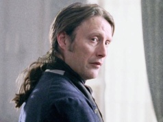 Niedoceniony film z Madsem Mikkelsenem na HBO Max. Fani kostiumów będą rozpaczać