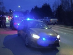 Wybiegli z samochodów, bili i kopali 20-latka. Zatrzymano sprawców