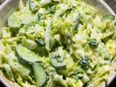 Teściowa nie zalewa sałaty śmietaną. Robi kremowy sosik i serwuje do kotletów