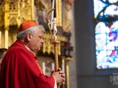 Kard. Krajewski: Jezus pozwolił się ukrzyżować z miłości do nas