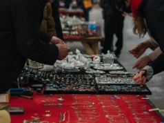 Przeszukaj szuflady. Nosiły je mamy i babcie. Teraz warte są fortunę