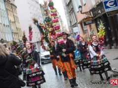 Korowód z palmami wielkanocnymi przeszedł przez Świdnicę