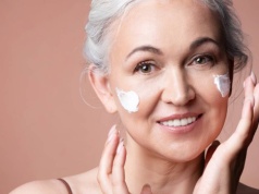 Czego żałują kobiety 55+? Ta jedna rzecz uratowałaby ich cerę