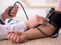 Wystarczy łyżka dziennie. Te małe owoce obniżą cukier i ciśnienie