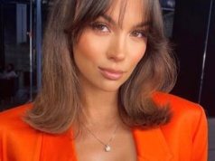 Prawdziwa petarda. Wyleguje się na plaży w jednoczęściowym stroju