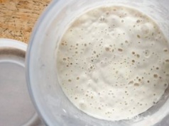 Dodaj dwie łyżki do mąki, a zakwas na żurek wystartuje raz-dwa i nie spleśnieje. Babciny patent