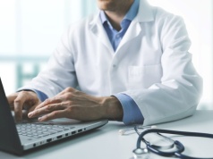 Zwolnienie lekarskie z datą wsteczną. Czy to zgodne z prawem?