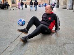 Żongler, rekordzista i krakowska ikona ulicy – historia Andrzeja Kukli