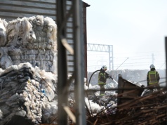 Pożar hali z makulaturą na Zabranieckiej. Akcja 17 zastępów straży pożarnej na Targówku