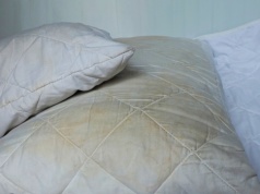 Żółte plamy na poduszkach to już przeszłość. Tak łatwo je usuniesz