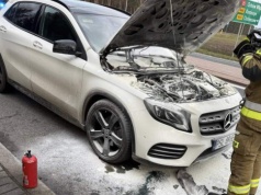 Mercedes zapalił się podczas jazdy (ZDJĘCIA)