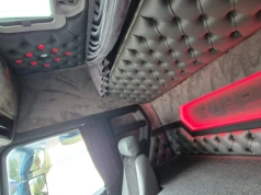 Alcantara i pikowana skóra w fabrycznej kolorystyce – Scania 460R po stonowanym tuningu