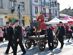 Wielowiekowa procesja z drewnianą figurą Jezusa. Niedziela Palmowa w Szydłowcu