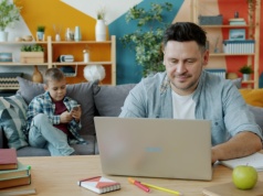 Praca zdalna ratunkiem dla demografii? Nowe badanie – praca home office ułatwia podjęcie decyzji o dziecku