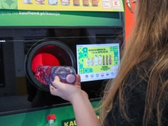 Przyniósł do Biedronki 807 butelek i puszek. Za zwrot dostał więcej niż dniówkę, padł nowy rekord