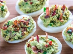 Jajka faszerowane z bekonem są pyszne. Na Wielkanoc dietetyk udziela dyspensy