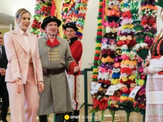 Marta Nawrocka w pudrowym różu. Stylista zwraca uwagę na jeden szczegół