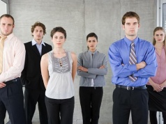 „Dobrze, że praca w ogóle jest”. Strach zatrzymuje ludzi w firmach