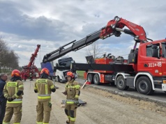 Strażacy z SGRT Lublin-3 interweniowali w powiecie włodawskim. Ciężarówka zawisła nad poboczem