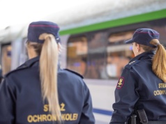 Biegał z siekierą i groził ludziom. Szybka reakcja funkcjonariuszek SOK