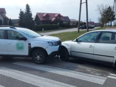 Osobówki zderzyły się w Dąbrówce Kościelnej