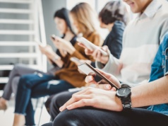 Kto naprawdę decyduje o tym, co widzimy w sieci? Pierwsze badanie świadomości algorytmicznej Polaków