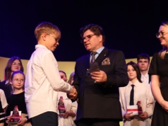 Po raz czwarty odbyła się Gala Wieluńskie Talenty – nagrodzono ponad setkę uczniów ze szkół w gminie Wieluń (zdjęcia)