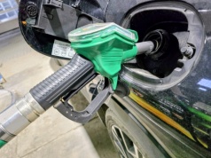 Rewolucja na stacjach benzynowych: rząd zamraża ceny paliw. Od jutra zatankujemy taniej