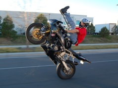 Trzymaj się mocno… asfaltu. Od dzisiaj stracisz prawo jazdy za wheelie, stoppie i drift