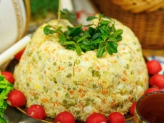 Paradoks sałatki jarzynowej. Po świętach znika, ale nie w żołądkach