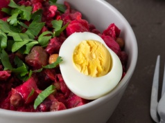 Różowa sałatka jajeczna natychmiast przykuwa wzrok. Bije na głowę klasyczną jarzynową
