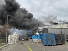 Chojnica. Na składowisku odpadów płonie hala