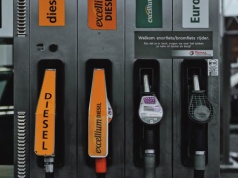 Maksymalne ceny paliw ogłoszone przez rząd. Pomogą czy zaszkodzą?