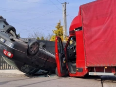 Zderzenie dwóch aut w Golicach. Volkswagen dachował