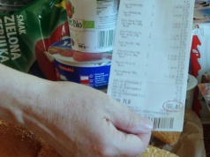 Kasjer zbierał zostawione paragony, tyle "dorobił" do pensji. Aż trudno uwierzyć, usłyszał zarzuty