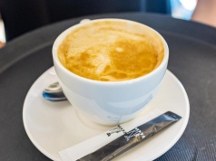 Jak kawa działa na jelita? Lekarze wyjaśniają, dlaczego niektórzy muszą biec do toalety