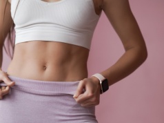 Jedno ćwiczenie na brzuch, które możesz zrobić wszędzie. Efekty zaskakują