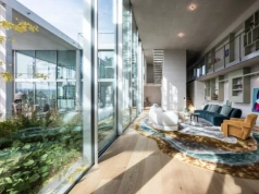 Ten  nowoczesny, minimalistyczny dom zmienia sposób myślenia o wnętrzach. Jak żyje się wokół atrium