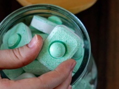 Od teraz używaj kostek do zmywarki w łazience. Czynią cuda