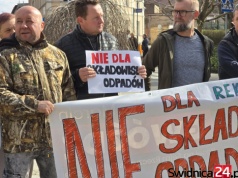 Protest przed urzędem. Mieszkańcy boją się wysypiska odpadów