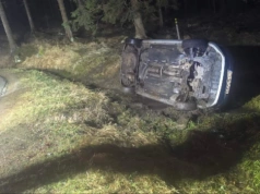 Dachowanie na DK30 w Pasieczniku. Auto poza drogą.