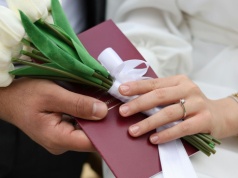 Ile pieniędzy dać w prezencie weselnym? Mniej nie wypada włożyć do koperty