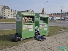 Kto posprząta bałagan przy kontenerach na odzież? Mieszkańcy pytają, służby milczą