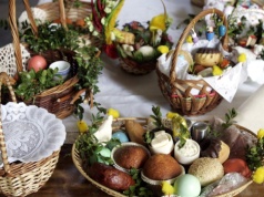 Ten drobiazg w święconce ma przyciągać pieniądze przez cały rok. Lepiej o nim nie zapomnieć!