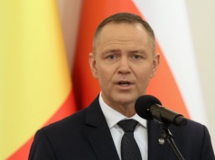 "Sytuacja bez precedensu". Poseł PiS broni Nawrockiego po transparentach kiboli