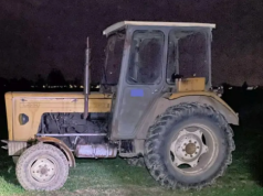 Pijany i bez uprawnień. Ruszył ciągnikiem prosto na policjanta