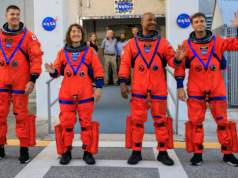 Dlaczego astronauci Artemis II mają pomarańczowe skafandry? 