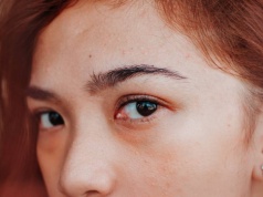 Najlepsza odżywka do brwi? Znajdziesz ją w osiedlowym sklepie za kilka złotych